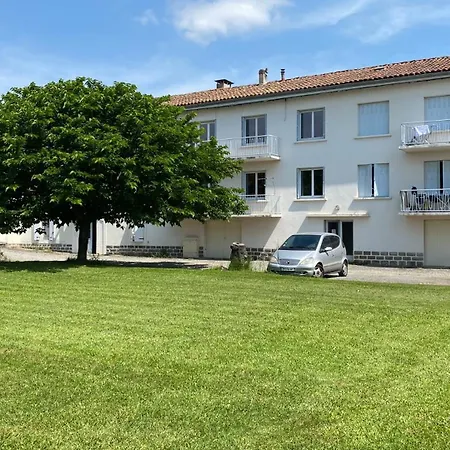 Fabuleux T3 De 85 M2, Situé Au Calme Avec Grand Parking Gratuit Privé ,fibre Wifi *