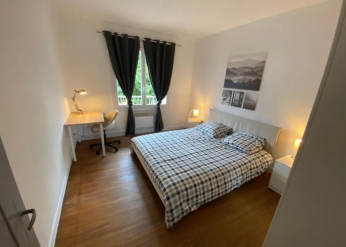 Fabuleux T3 Climatise De 85 M2, Situe Au Calme Avec Grand Parking Gratuit Prive ,fibre Wifi Διαμέρισμα