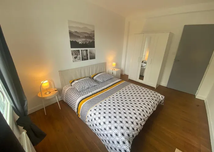 Appartement Fabuleux T3 Climatise De 85 M2, Situe Au Calme Avec Grand Parking Gratuit Prive ,fibre Wifi